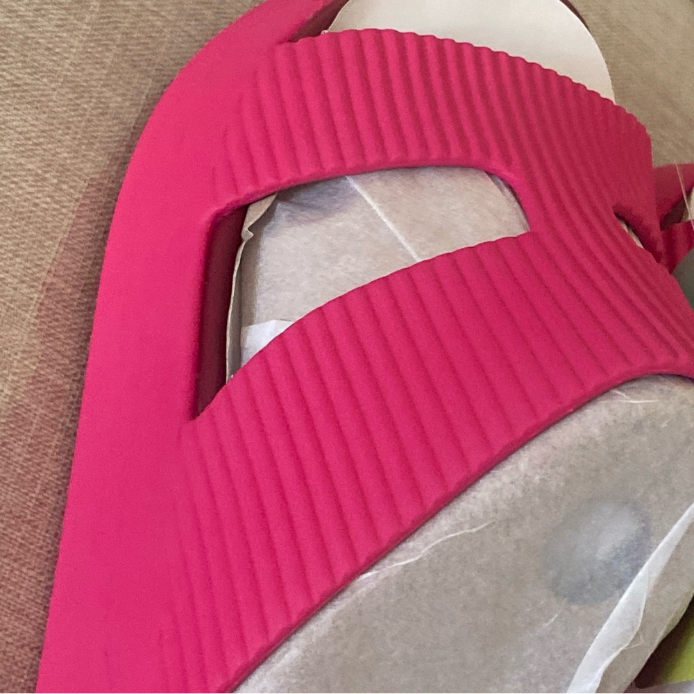 Crocs Women's Getaway Groove Platform H-Strap Sandal | Dragon Fruit - Picture 8 of 12